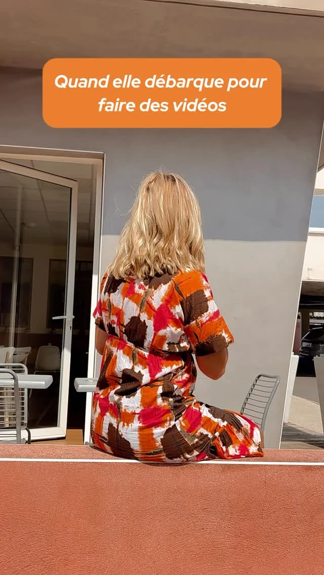 Je suis venue travailler, pas faire un shooting. 📸😂 
Mais apparemment, à l’hôtel, ça fait aussi partie du métier 🤭

#agde #capdagde #fun #trend