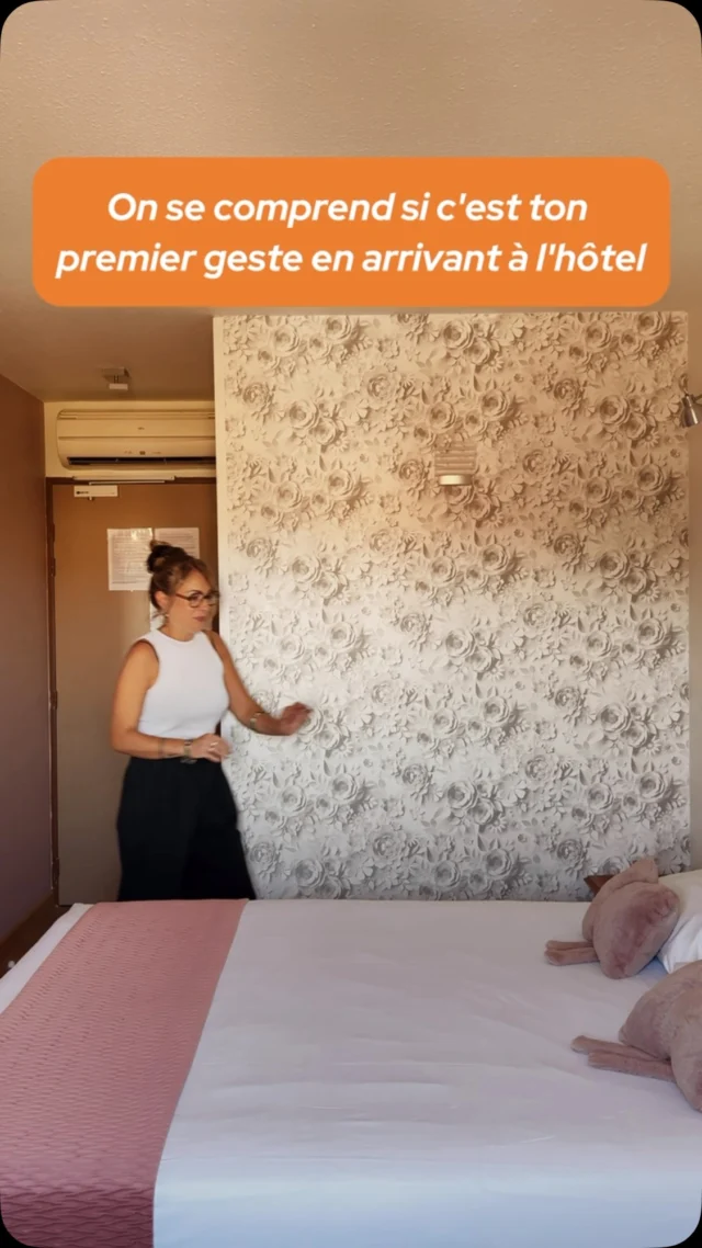 Dans votre chambre d’ hôtel, la première chose que vous faites, c’est enlever toute la déco du lit 🕵️🤭

On ne juge pas, on se comprend🤪

Rassurez-vous, chez nous l’hygiène est impeccable🧽✨

Les coussins et les plaids, eux, ont juste été victimes de votre instinct de survie🤯😅

Simplement propre🧡
Simplement @hotel.grandcap 🛎️

#HotelGrandCap #agde #onsecomprend #povreel #friendlyhotel